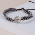Zweilagiges Armband aus grauen Natursteinen mit silbernem Lebensbaum-Anhänger - Grau Silber