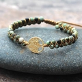 Handgefertigtes Armband mit afrikanischen Türkisperlen und goldenem Lebensbaum-Anhänger - Grüngold