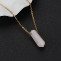 Minimalistische vergoldete Titan-Halskette mit einem sechseckigen rosa Kristall-Anhänger - Goldkette Rosenquarz Anhänger
