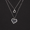 Collana doppia argentata con cuore traforato e ciondolo a cuore in mosaico di pixel neri - Stile Pixel Doppio Strato Nero