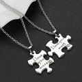 Silbernes Puzzle-Halsketten-Set für Paare mit I love you more most Gravur Details - Puzzle Gravur Stil