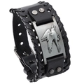 Vue macro d'un bracelet Viking en cuir noir avec une plaque en métal d'oiseau gravée - Aigle (Relief Oiseau en Vol)