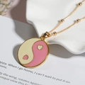 Dettaglio del ciondolo Yin Yang dorato con smalto rosa e crema e occhi a cuore - Rosa (Yin Yang Rosa E Bianco)