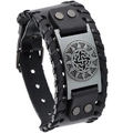Détail du bracelet viking en cuir avec plaque de métal Kolovrat et bords en cuir tressé - Symbole Solaire (Kolovrat Slave)
