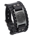 Vue détaillée d'un bracelet en cuir vintage avec plaque en métal gravée d'un pentacle - Cycle de Pentagramme (Motif d'Étoile)