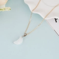 Elegante collar de cadena dorada con colgante de media luna en piedra blanca natural - Piedra Blanca