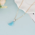 Elegante collar de cadena dorada con colgante de media luna de piedra natural celeste - Piedra Azul
