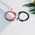 Bracelets de couple magnétiques en corde tressée rouge et noire sur bureau blanc - Bracelet / Bracelet Pierre à Souhait Rouge Noir