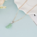 Collar minimalista de cadena dorada con un colgante de media luna en piedra verde claro - Aventurina