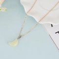 Collar dorado estilo boho con un colgante de piedra en forma de medialuna amarilla - Color Topacio