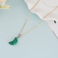 Collar dorado con colgante de luna en piedra malaquita verde de estilo vintage - Color Malaquita