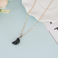 Collar minimalista dorado con colgante de luna creciente y textura de mármol negro - Color Turquesa Negra