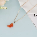 Collar de luna minimalista con colgante de piedra ojo de gato naranja y oro - Color Ágata Roja