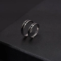Anelli di coppia minimalisti con croce in argento su pelle nera e luce elegante - Stile Anello di Coppia a Croce / Nero Argento