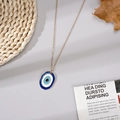 Minimalistische Evil Eye Halskette mit Goldkette vor einem ästhetischen Vintage-Hintergrund - Rechteckig Blau Goldkette