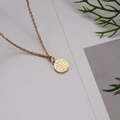 Detailweergave van de 18K vergulde roestvrijstalen ronde hanger met Fu-gravure - Fu Karakter Stijl