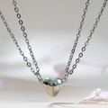 Collier magnétique pour couple avec pendentif cœur argenté et décor de fleurs de cerisier - Aimant de Coeur (NST-0014)