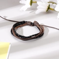 Détail du bracelet en cuir tressé multicouche fait main avec motif de feuille rétro - Style Tressé Mixte Noir Marron