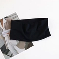 Vista dettagliata della fascia elastica nera larga con trama in tessuto opaco su bianco - Nero