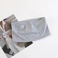 Dettaglio della fascia elastica grigia che mostra il tessuto a maglia traspirante - Grigio chiaro