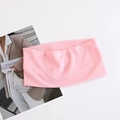 Close-up of the light pink ribbed knitted texture of the elastic sports headband - Pink