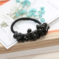 Elastico per capelli nero fatto a mano con perle di cristallo su vassoio in legno - Nero
