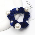 Elastico per capelli in velluto blu scuro decorato con eleganti perle bianche - Blu