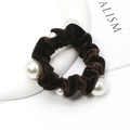 Elastico per capelli in velluto color caffè scuro con perle bianche eleganti - Marrone