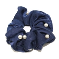 Dunkelblaues Satin-Haargummi mit eleganten weißen Perlen für Damen-Frisuren-Styling - Dunkelblau