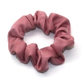 Elegante elastico scrunchie in raso rosa antico con lucentezza serica su sfondo bianco - Rosa