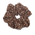 Chouchou rétro en tissu marron à imprimé floral avec des motifs de petites fleurs crème - café