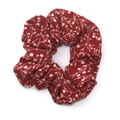 Chouchou rétro en tissu rouge avec des motifs floraux blancs de style vintage - Rouge