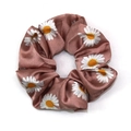 Chouchou en satin rose poudré avec motif marguerite pour femme sur fond blanc - Imprimé Marguerite (RT-270-D) / Rose