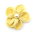 Elegante fermaglio per capelli con fiori in tessuto giallo e perla su sfondo bianco - Giallo