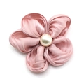 Pince à cheveux fleur rose élégante avec pétales en satin et détail perle au centre - Rose