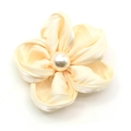 Elegante fermaglio per capelli in seta bianco crema con una grande perla centrale - Beige