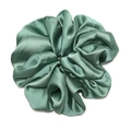 Elegante coletero grande de satén verde salvia con acabado sedoso y pliegues suaves - Verde