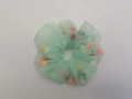 Chouchou en organza vert clair rempli de boules décoratives en peluche colorées - Vert