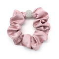 Elegante coletero de tela de seda rosa con una gran perla brillante incrustada de strass - Rosa (RT-371-C)