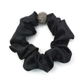 Coletero minimalista de satén negro con una esfera de diamantes de imitación para el cabello - Negro Rayas Verticales (RT-371-B)
