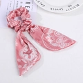 Chouchou en satin rose avec longs rubans et motif de totem vintage blanc - Rose