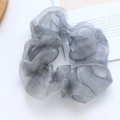 Elegante zilvergrijze metallic mesh scrunchie met zijdeglans op witte achtergrond - Grijs