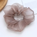 Elegante roségouden metallic mesh scrunchie met gelaagde organza stof textuur - Bruin