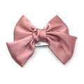 Elegante pasador de pelo con lazo de satén en rosa empolvado sobre tarjeta - Rosa