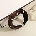 Diadema trenzada de terciopelo marrón café con perlas blancas para un estilo elegante - Estilo Trenzado con Perlas / Terciopelo con Perlas Café Oscuro