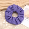 Elegante coletero morado lavanda con textura vertical en una bandeja de madera - Morado