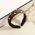 Diadema trenzada de terciopelo marrón con perlas blancas para un estilo elegante - Estilo Trenzado con Perlas / Terciopelo con Perlas Café