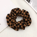 Chouchou en tissu à motif damier marron foncé élégant avec attache élastique - Café Damiers (RT-488-A)