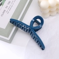 Pince à cheveux bleu marine mat avec grand design torsadé pour cheveux épais - Bleu brillant