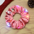 Scrunchie natalizio a LED rosa con motivi a fiocchi di neve e raso luminoso - Rosa